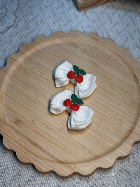 Laço Branco com aplique de cereja